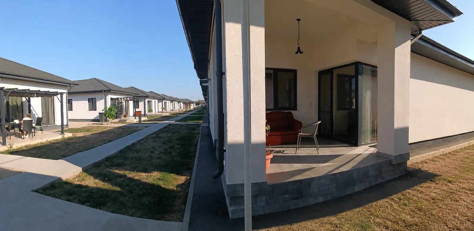 Panoramă cu aleea și terasa
